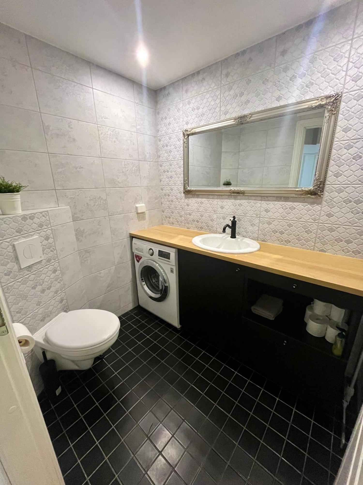 Old Town Apartment - Self Check In Voru Exterior photo