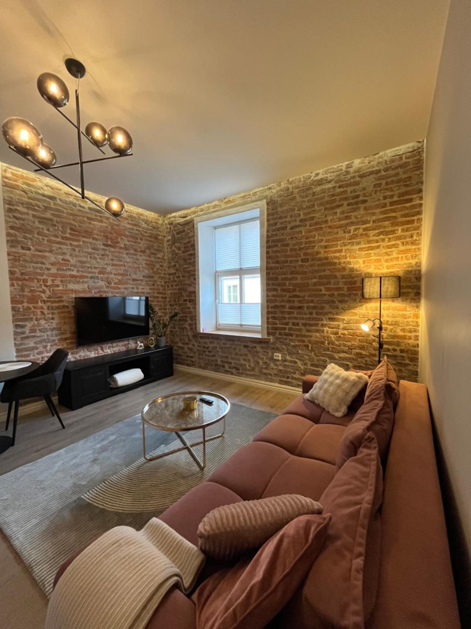 Old Town Apartment - Self Check In Voru Exterior photo